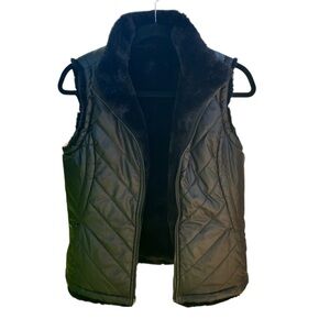 Sleek Black Quilted Puffy Vest with Faux Fur Cabincore Cozy